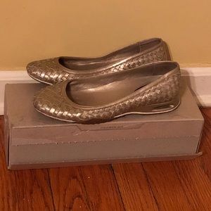 COLE HAAN Woven Gold Flats Nike Air Sole Sz 8.5
